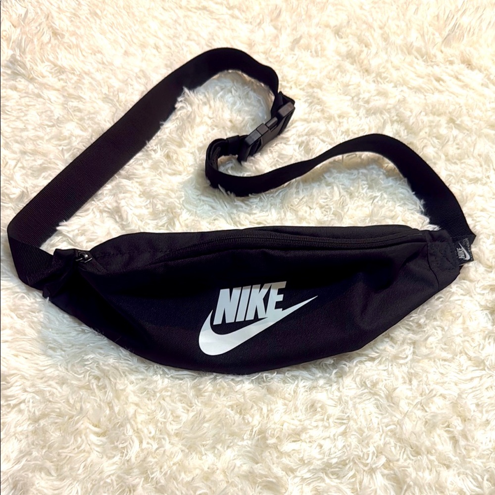 Nike Black Waist Bag NWOT 11x5”